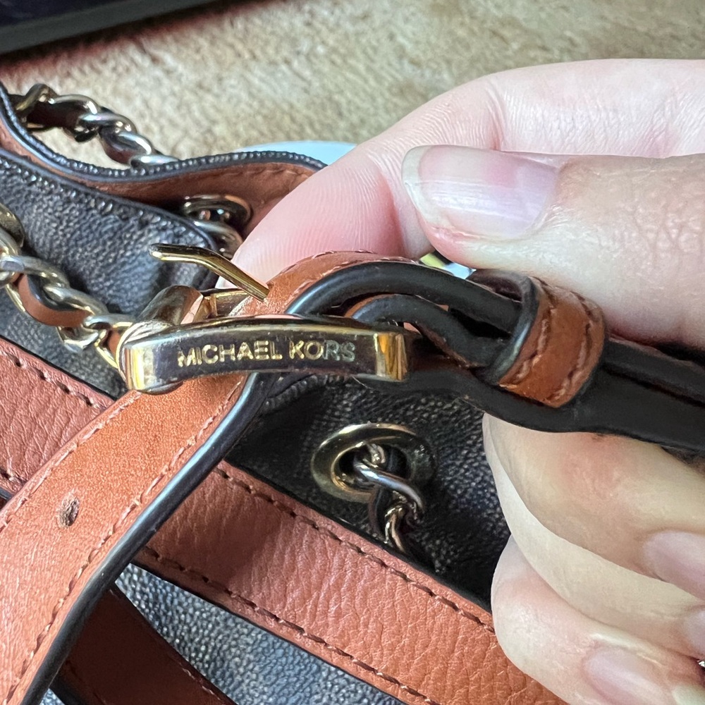 MICHAEL KORS Frankie Drawstring Cross-Body Bag Brown with Gold Hardware. - Picture 16 of 17